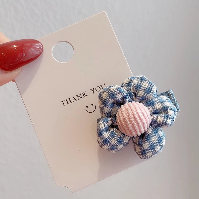 Blue Daisy clip