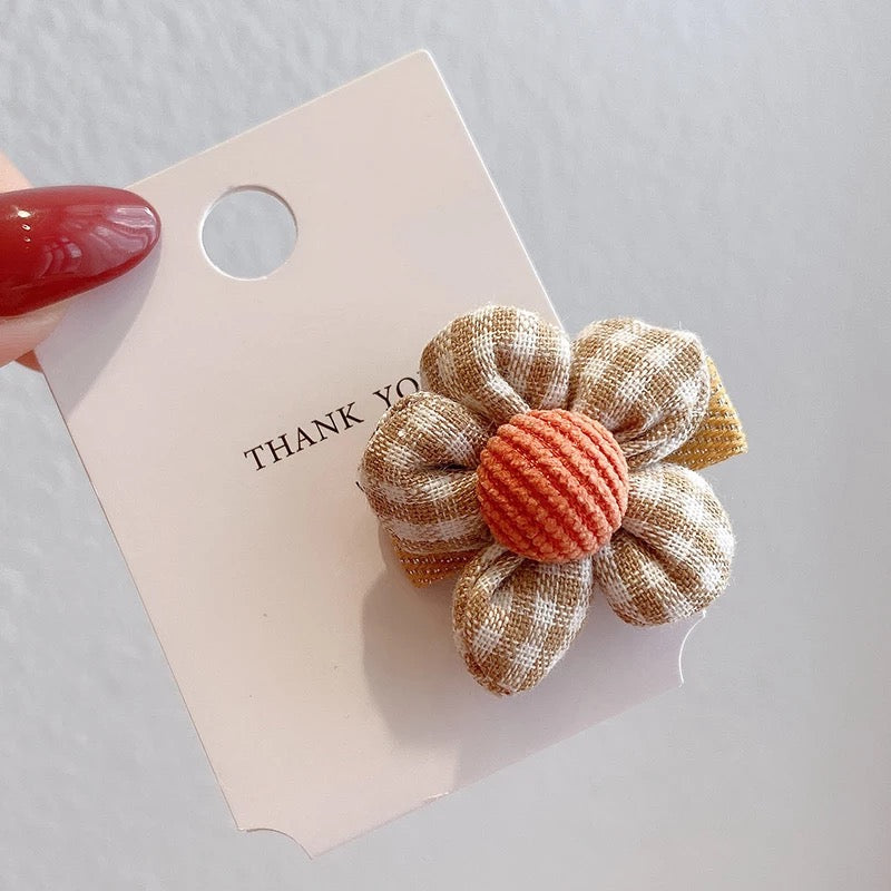 Mustard Daisy clip